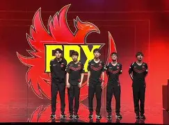 阿扎伦卡意外战胜FPX，比赛局势复杂引爆全场！
