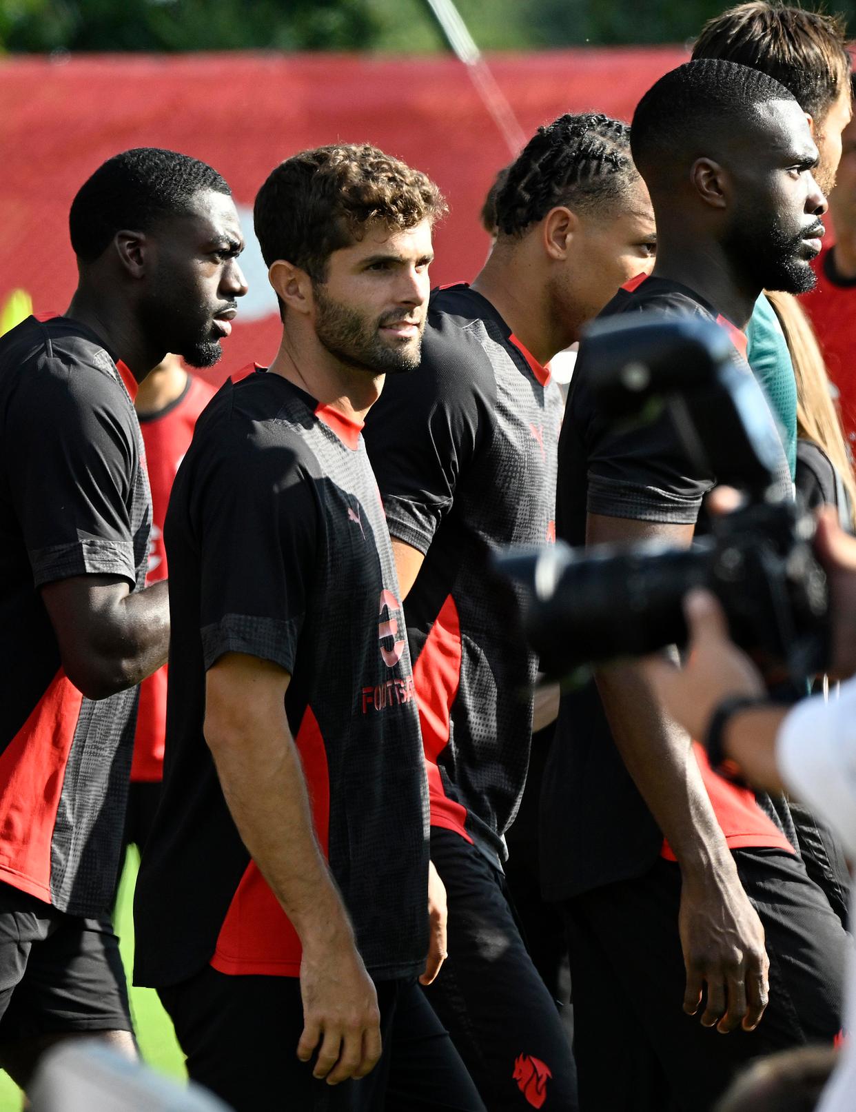 集结日体能课后，AC米兰回应争议备战西甲，话题不断，球探报告显示潜力