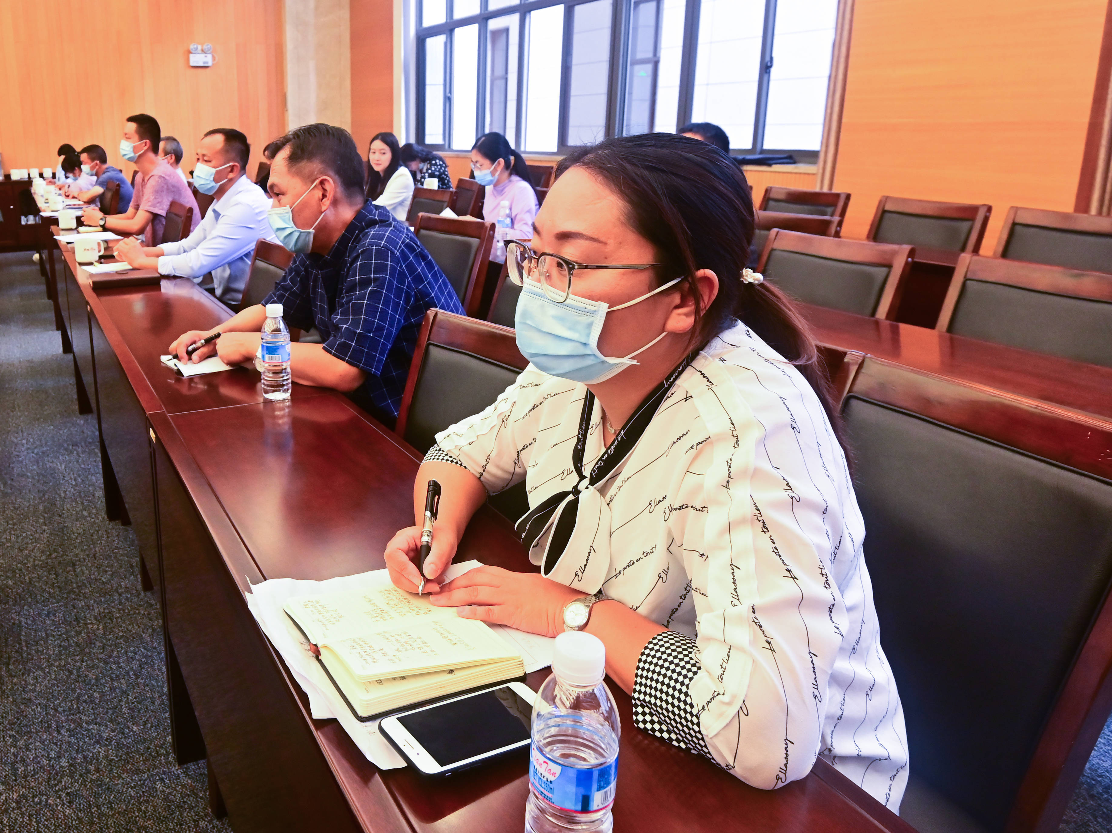 包含广东宏远发布备战花絮，集结日再遭质疑，社区盾任务艰巨，心理建设被强调的词条